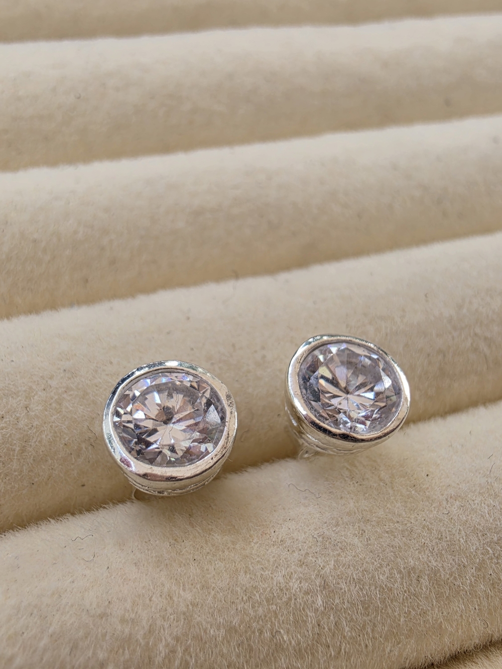 Vivah: 925 Sterling Silver Round Clear Stone Stud Earrings • 2.09g